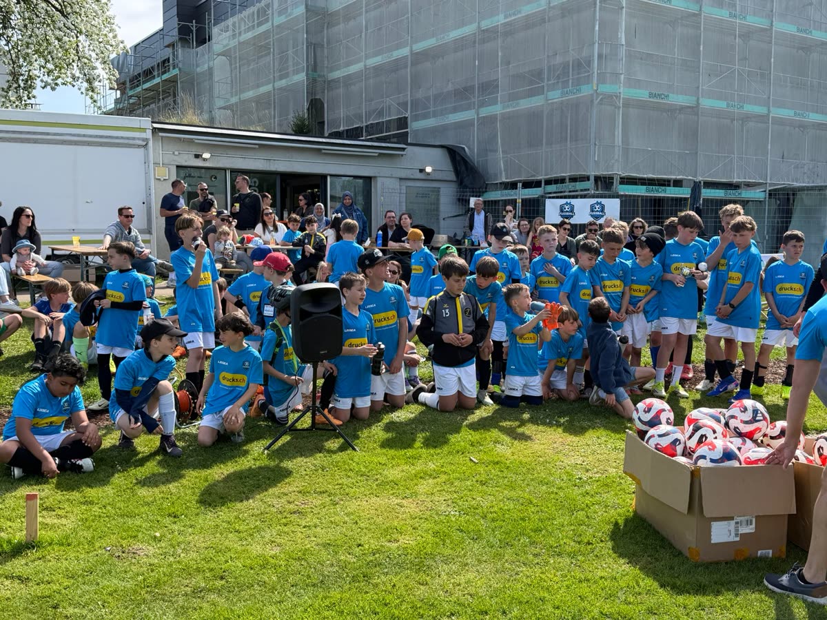 Ein Junge spricht beim Camp-Abschluss ins Mikrofon